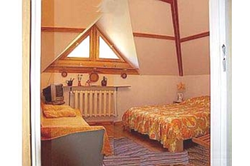 Poland Privát Maróz, Exterior